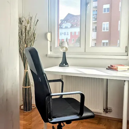 Spacious & Attractive 600m-7minuta Hoda Od Centra, Mogucnost Za Parking-apartmani-nsmilos نوفي ساد